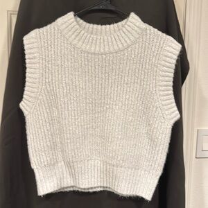 GREY SLEEVELESS KNITWEAR